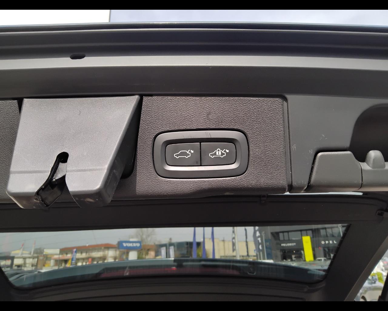 VOLVO XC60 II 2022 - XC60 2.0 b4 Plus Dark auto