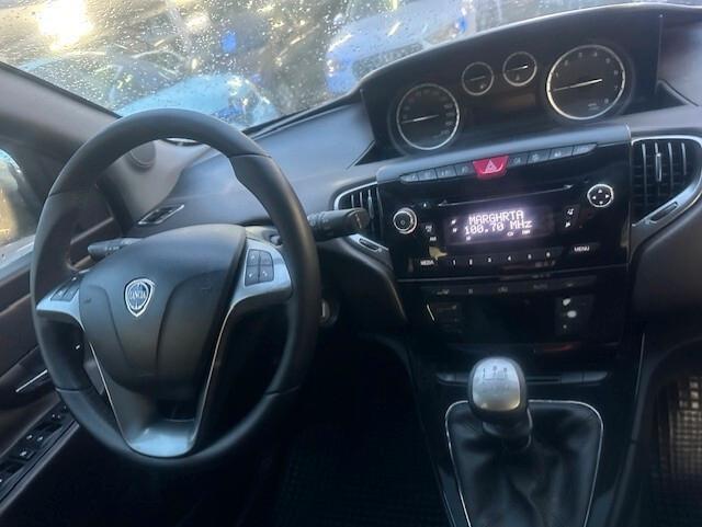 LANCIA YPSILON 1,2 TETTO APRIBILE 120MILA KM!