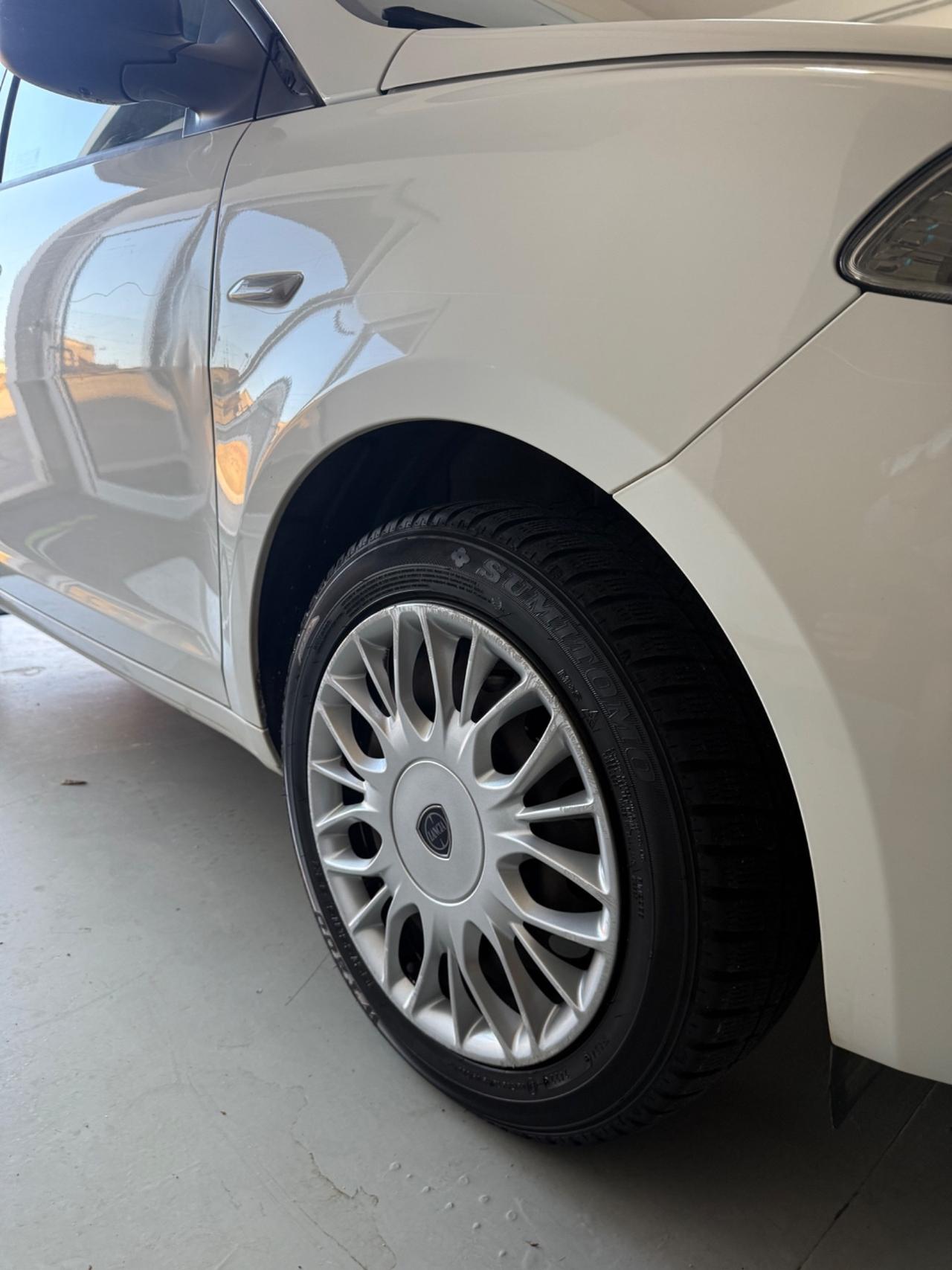 Lancia Ypsilon 1.2 69 CV 5 porte Platinum