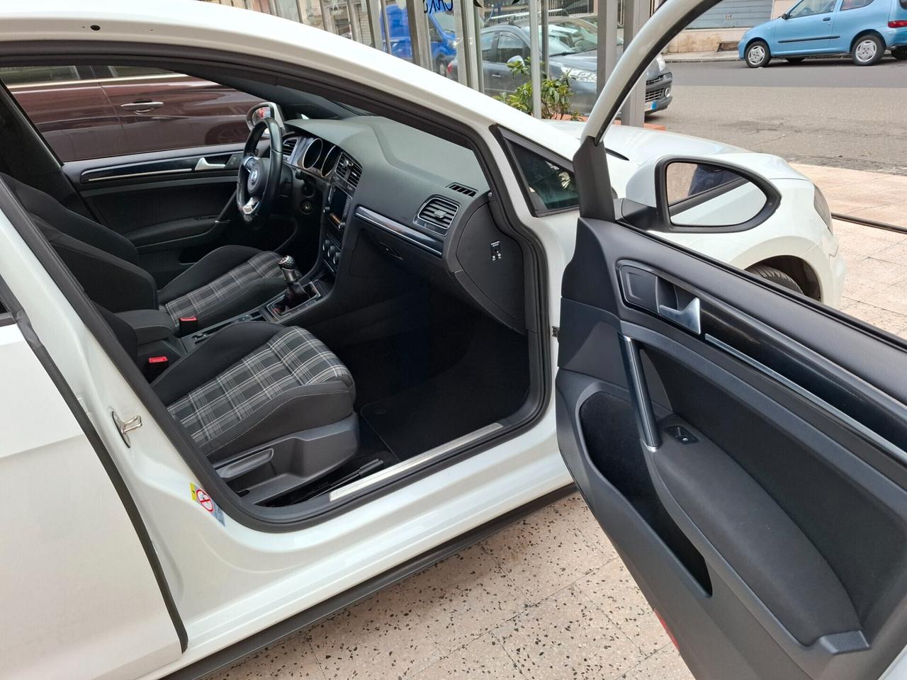 Volkswagen Golf - 2.0 TDI GTD PANO