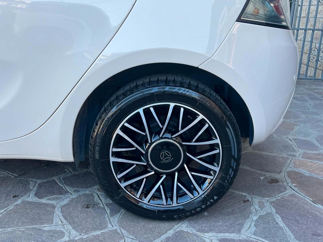 Lancia Ypsilon 1.2 69 CV 5 porte Platinum ADATTA NEOPATENTATI