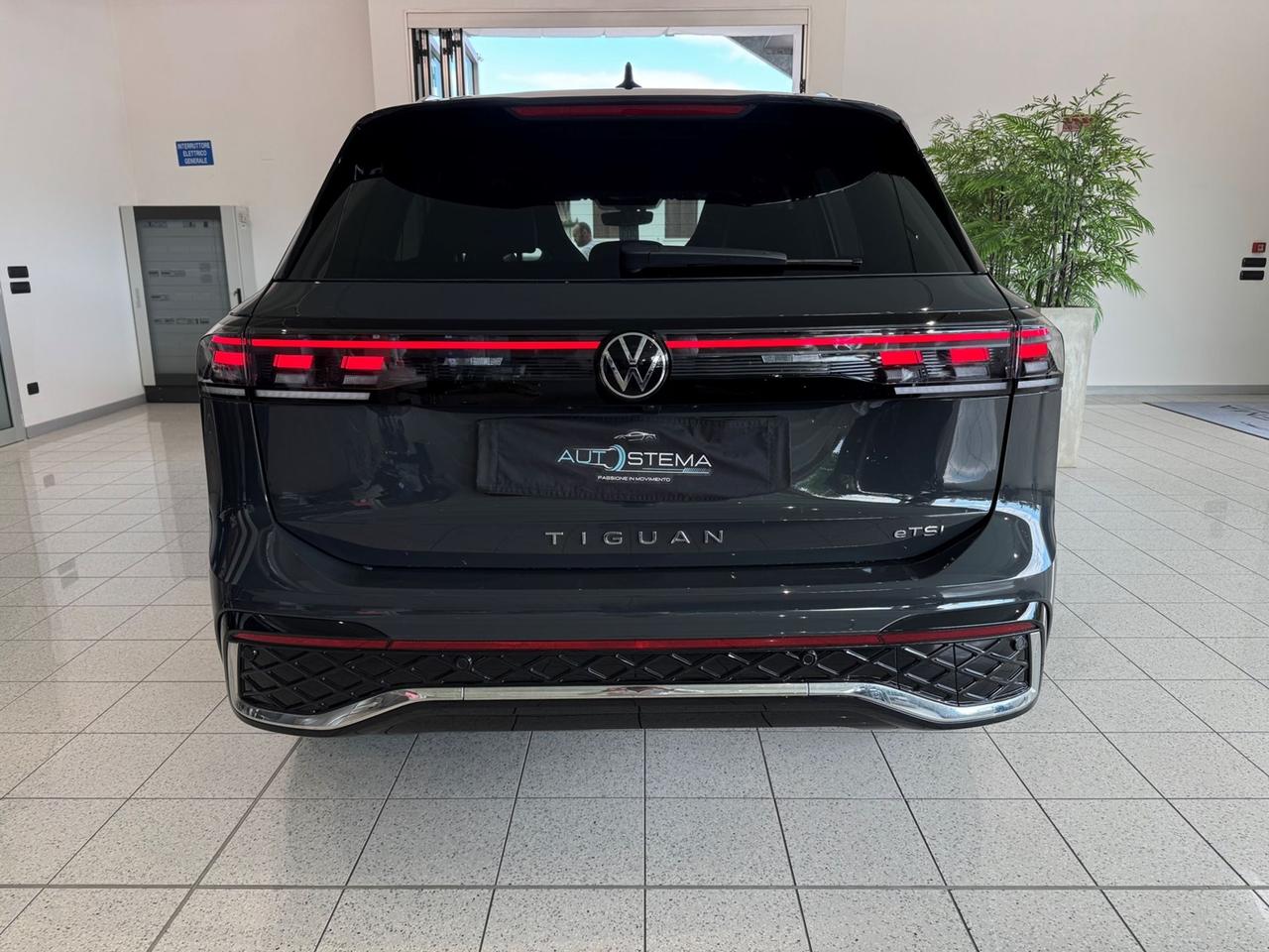 VOLKSWAGEN Tiguan III 2024 1.5 etsi R-Line 150cv dsg - SED. MASSAGGIANTI!