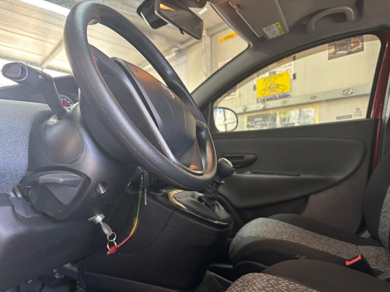 Lancia Ypsilon 1.0 FireFly 5 porte S&S Hybrid Ecochic Silver