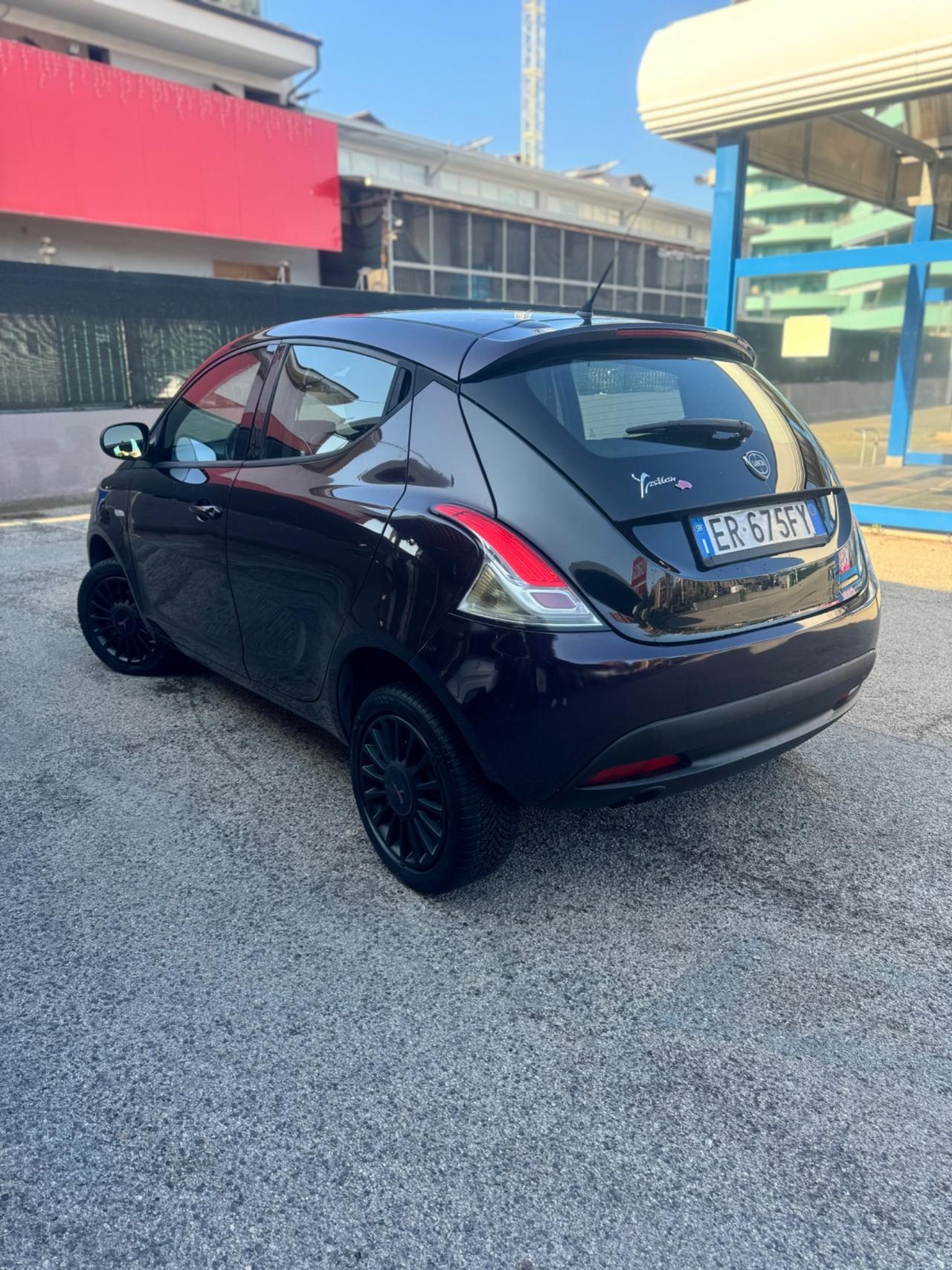 Lancia Ypsilon 0.9 TwinAir 85 CV 5 porte Metano Ecochic Elefantino