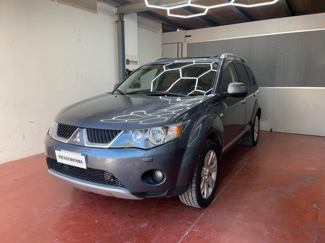 Mitsubishi Outlander 2.0d 4X4 GANCIO TRAINO 7 POSTI