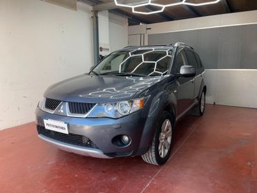 Mitsubishi Outlander 2.0d 4X4 GANCIO TRAINO 7 POSTI