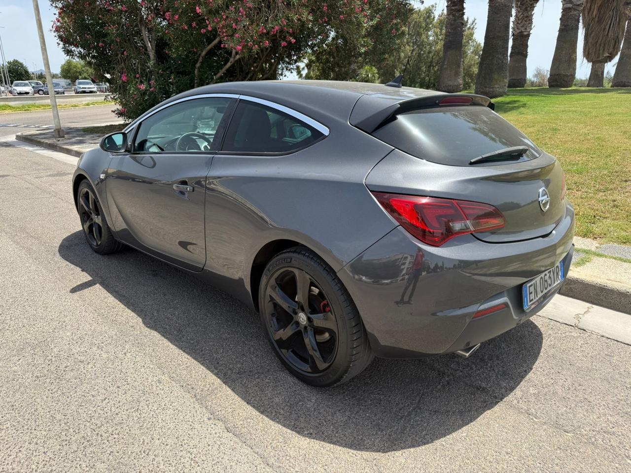 Opel Astra 2.0 CDTI 165CV - Navi-Cerchi 19