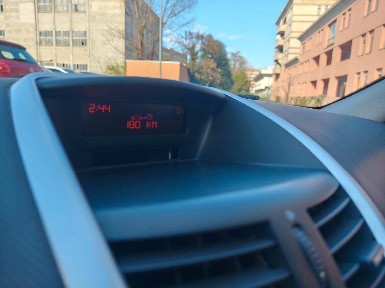 Peugeot 207 1.4 benz GPL 5 porte lavori certificati