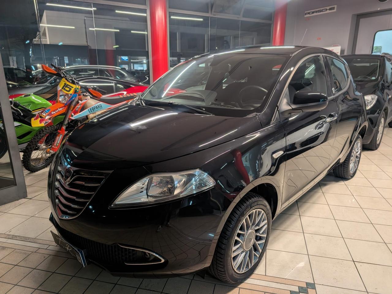 Lancia Ypsilon 0.9 TwinAir 85 CV 5 porte Metano