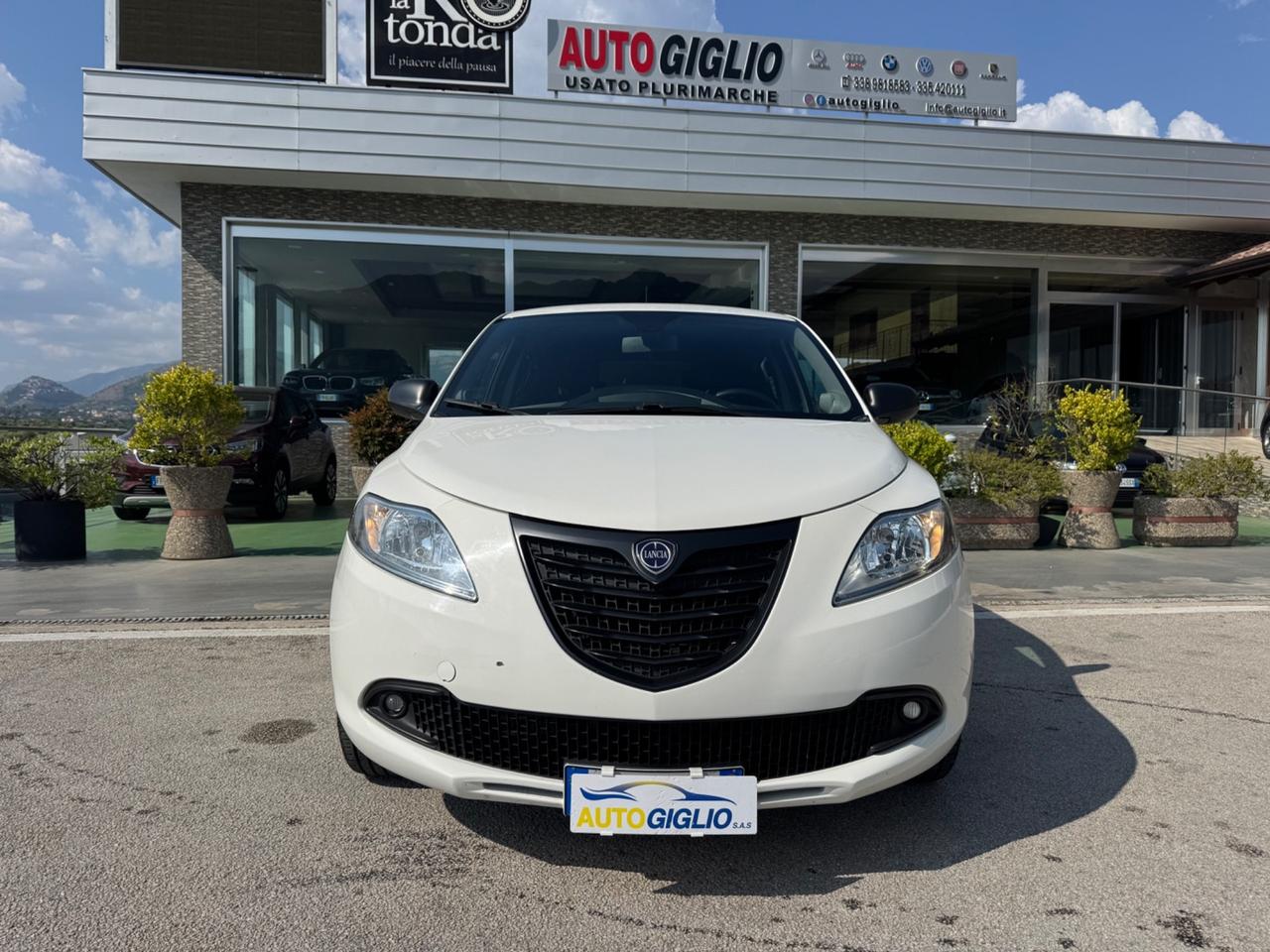 Lancia Ypsilon 1.3 MJT 16V 95 CV 5 porte S&S 30th Anniversary MOMO DESIGN