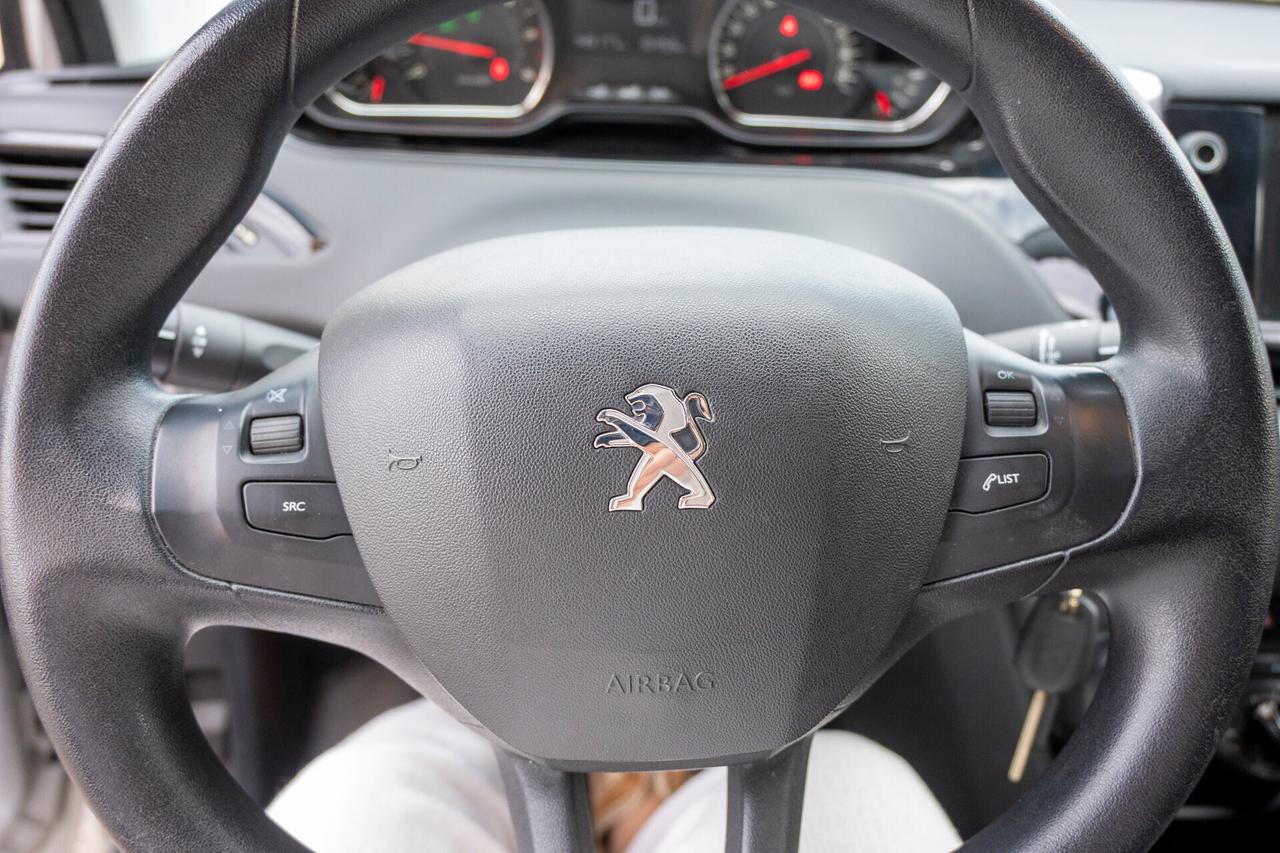 Peugeot 208 1.4 HDi 68 CV - NEOPATENTATI