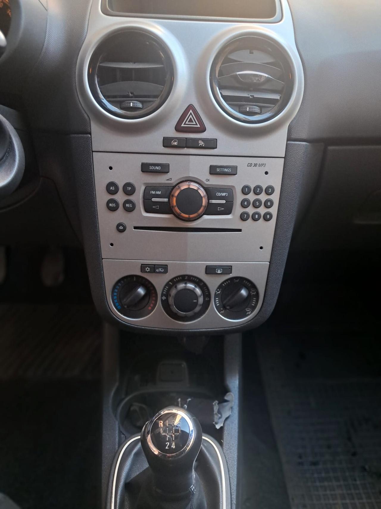 Opel Corsa 1.2 GPL-NEOPATENTATI-(2012)-Euri 4350