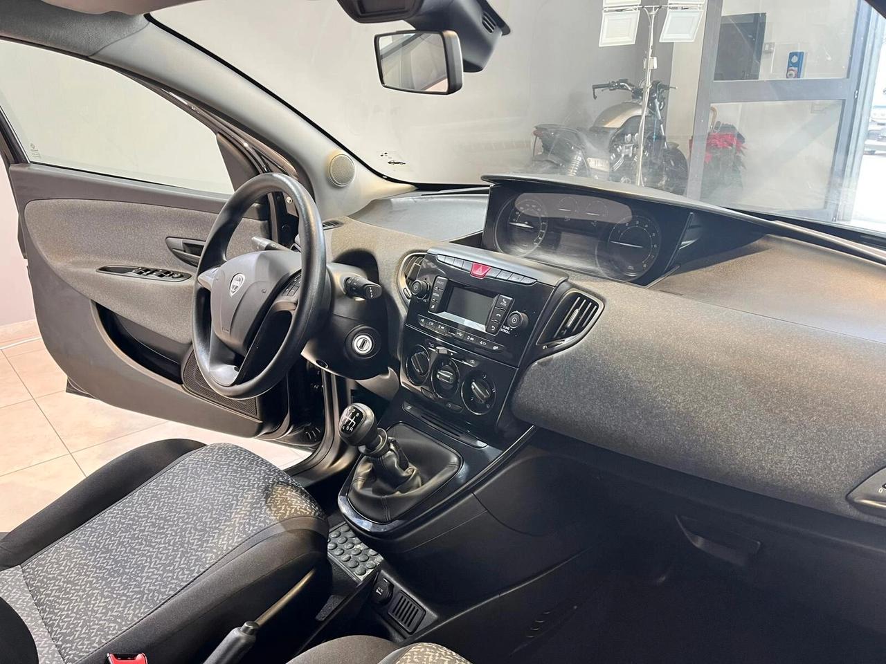 Lancia Ypsilon 1.0 FireFly 5 porte S&S Hybrid Silver