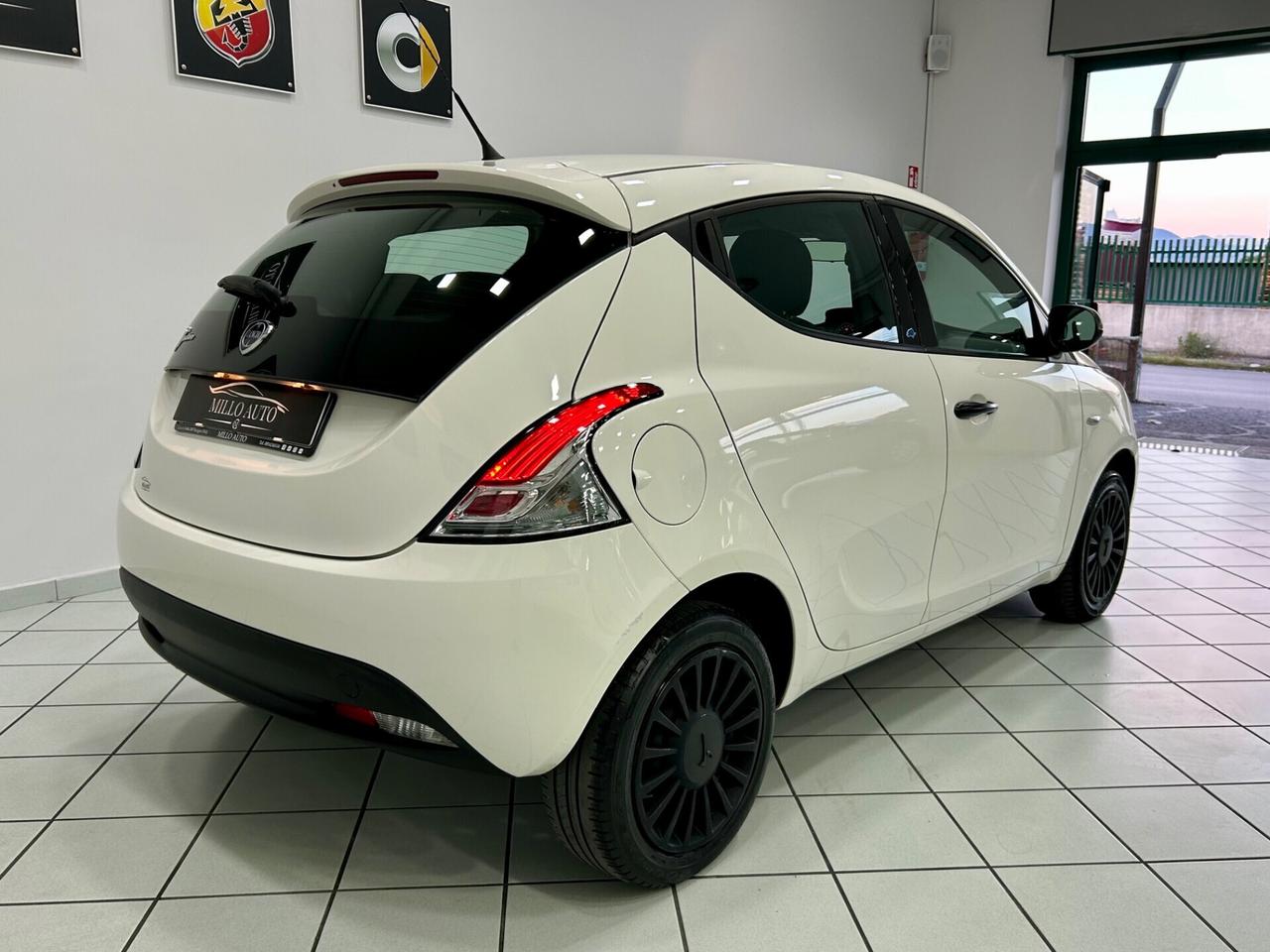 Lancia Ypsilon 1.2cc 69CV GPL Elefantino Blu