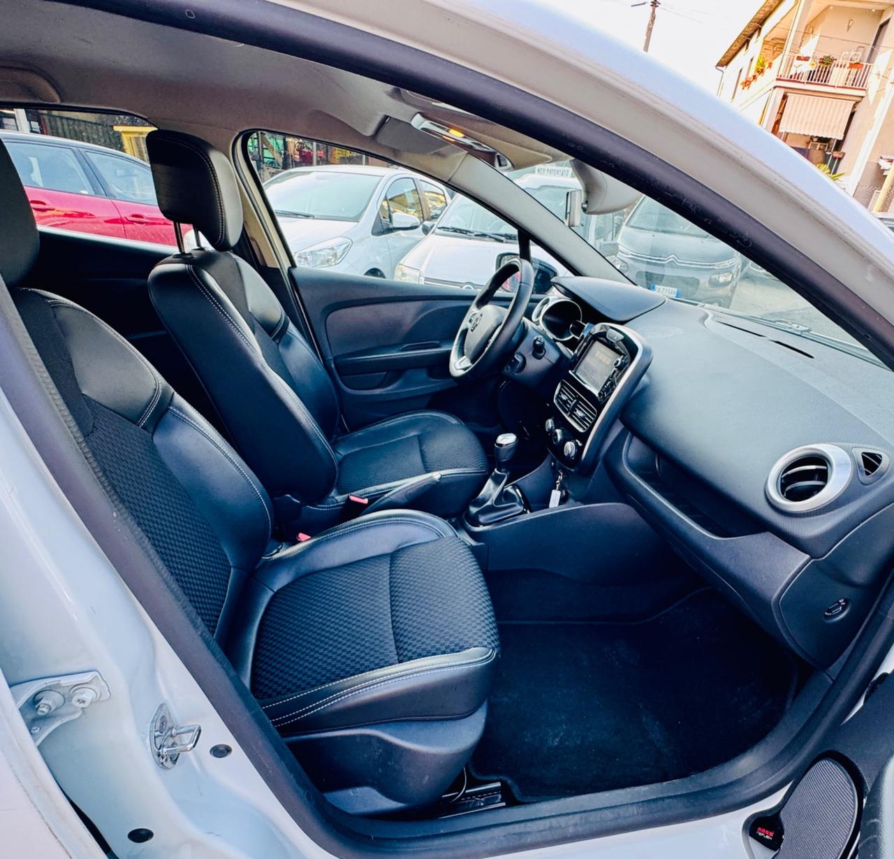 Renault Clio dCi 8V 75 CV 5 porte Moschino Intens N1 Autocarro