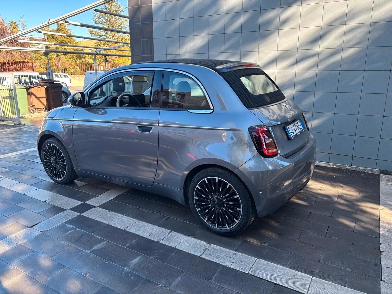 Fiat 500e Cabrio by Bocelli (edizione limitata)