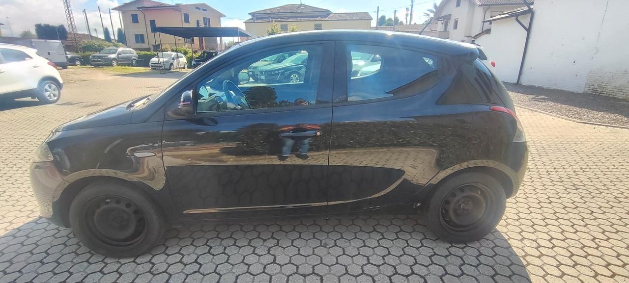 Lancia Ypsilon 1.2 69 CV 5 porte Silver Elefantino Rosa