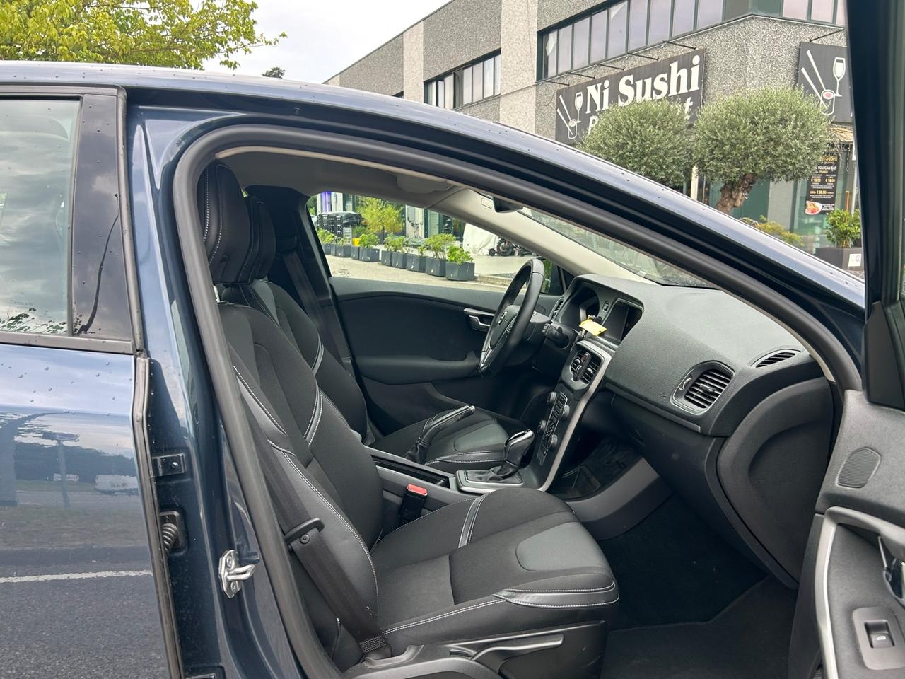 Volvo V40 D2 Geartronic R-Design | Navi LED PDC Cruise Uniproprietario