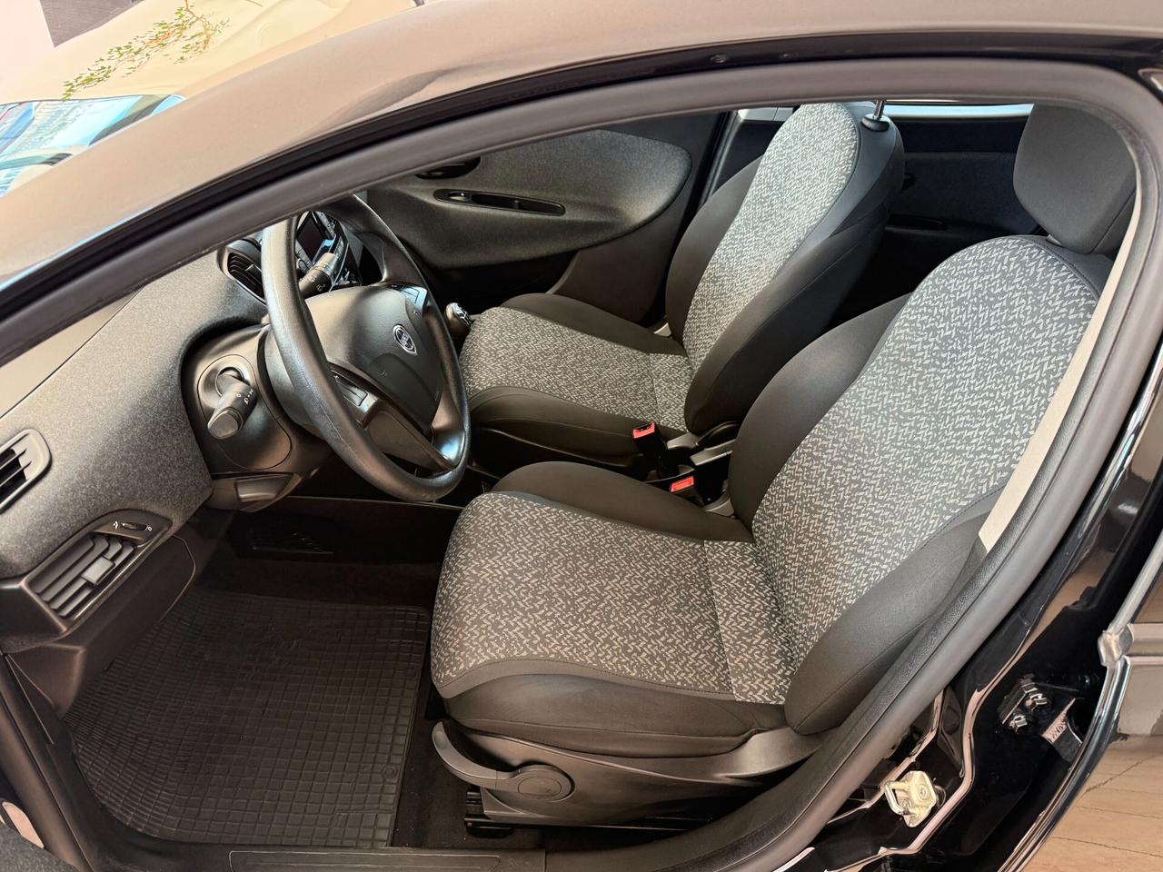 Lancia Ypsilon 1.0 FireFly 5 porte S&S Hybrid Ecochic Silver