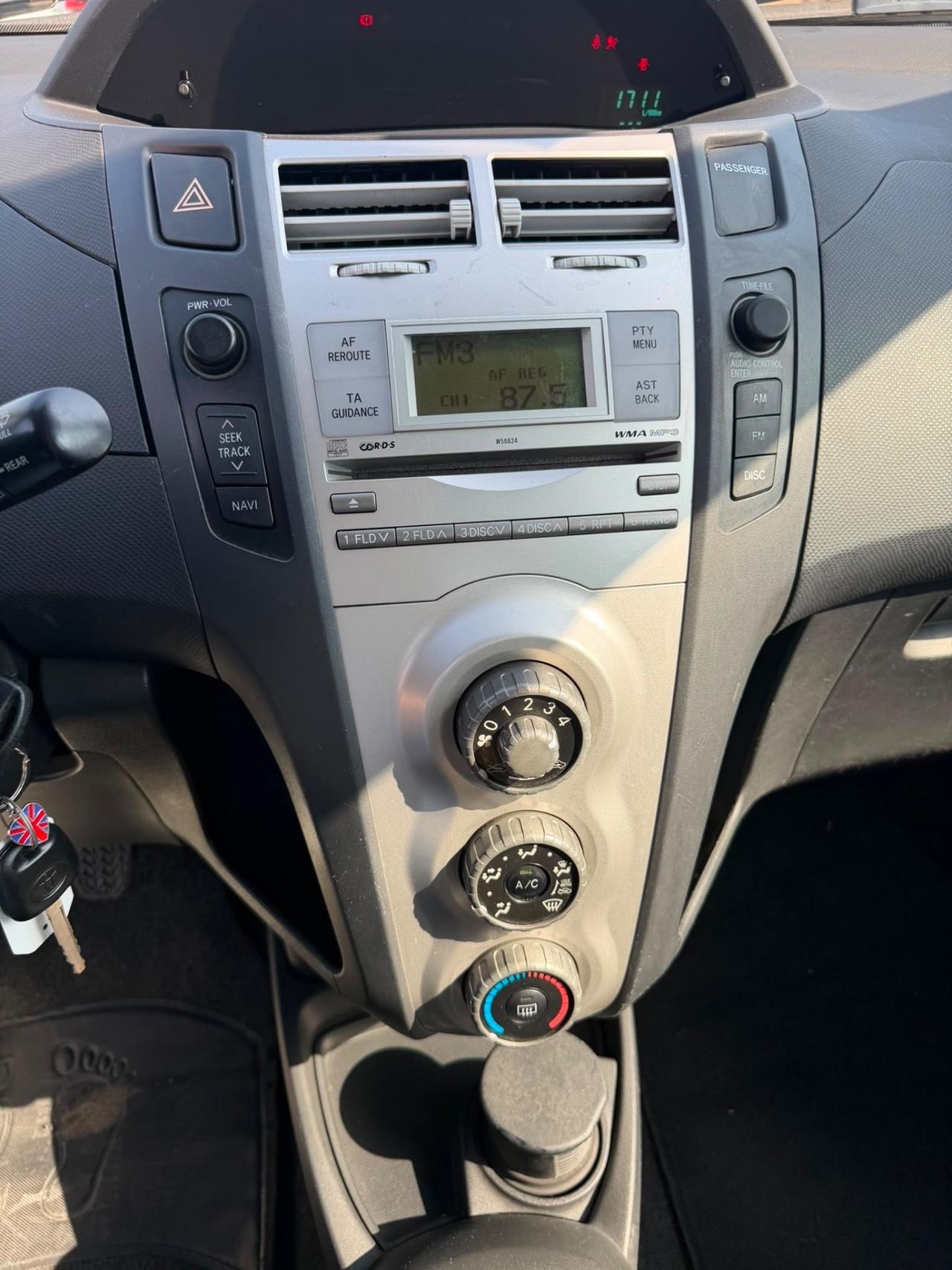 Toyota Yaris Benzina-5 Porte- Neopatentati- Clima