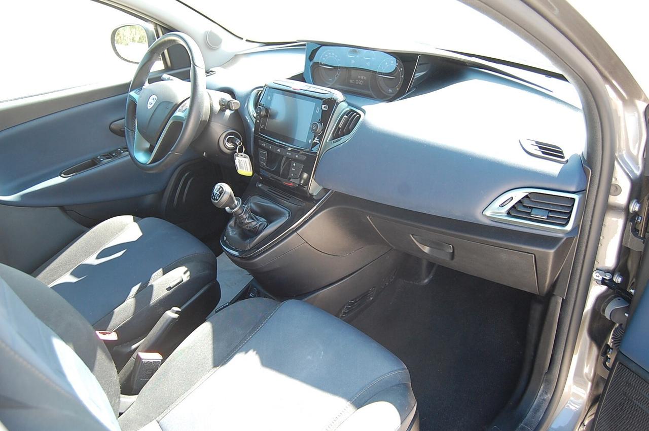 Lancia Ypsilon 1.0 FireFly 5 porte S&S Hybrid Platino