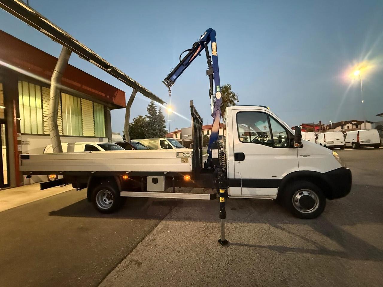IVECO DAILY 35C 18 MOTORE 3.0 1 80 CV CASSONE DA 430 FISSO E GRU PM 3 ALTEZZA 10M