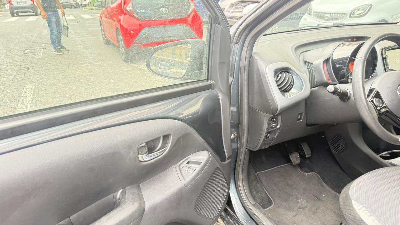 Toyota Aygo 1.0 VVT-i 72 CV 5 porte x-play MMT C.AUTOMATICO LED NAVI KAMERA PDC CERCHI 16