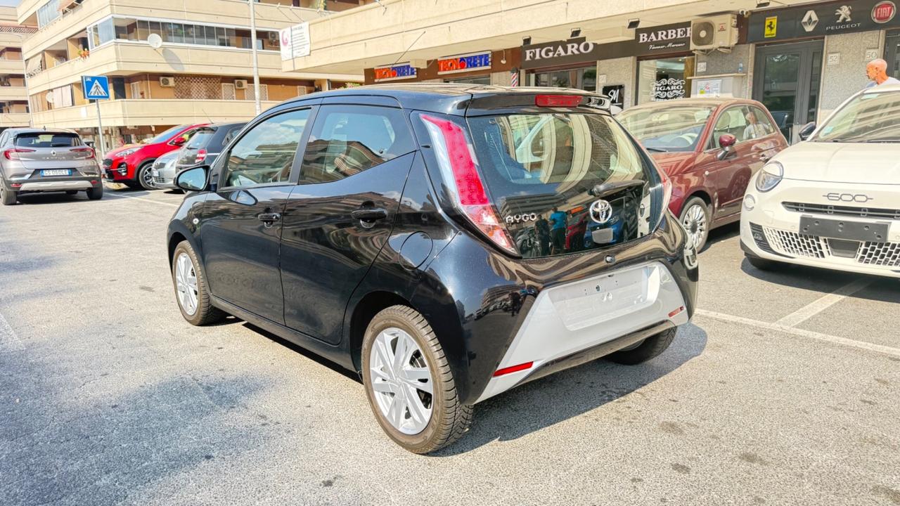 Toyota Aygo 1.0 VVT-i 69 CV 5 porte x-PLAY LED CAR PLAY KAMERA PDC BLUETOOH CERCHI 16