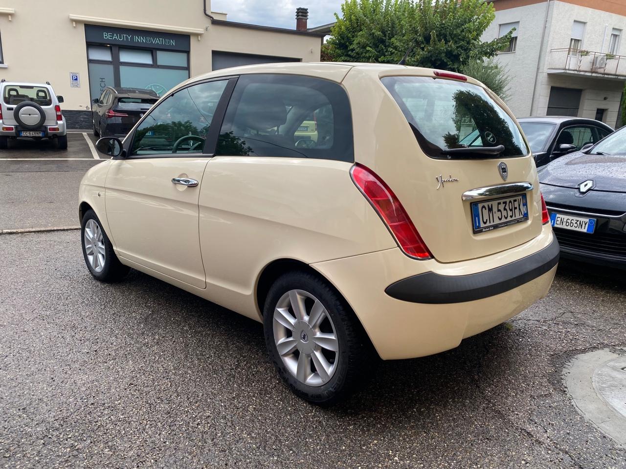 Lancia Ypsilon 1.2 Benzina Argento NEOPATENTATI