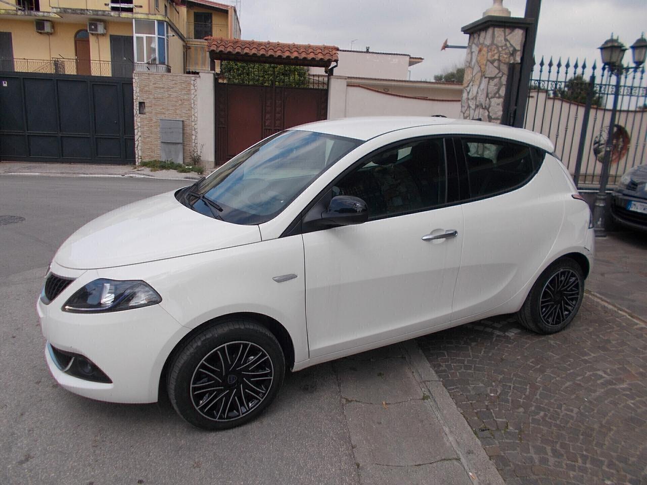 Lancia Ypsilon 1.0 FireFly 5 porte S&S Hybryd Gold