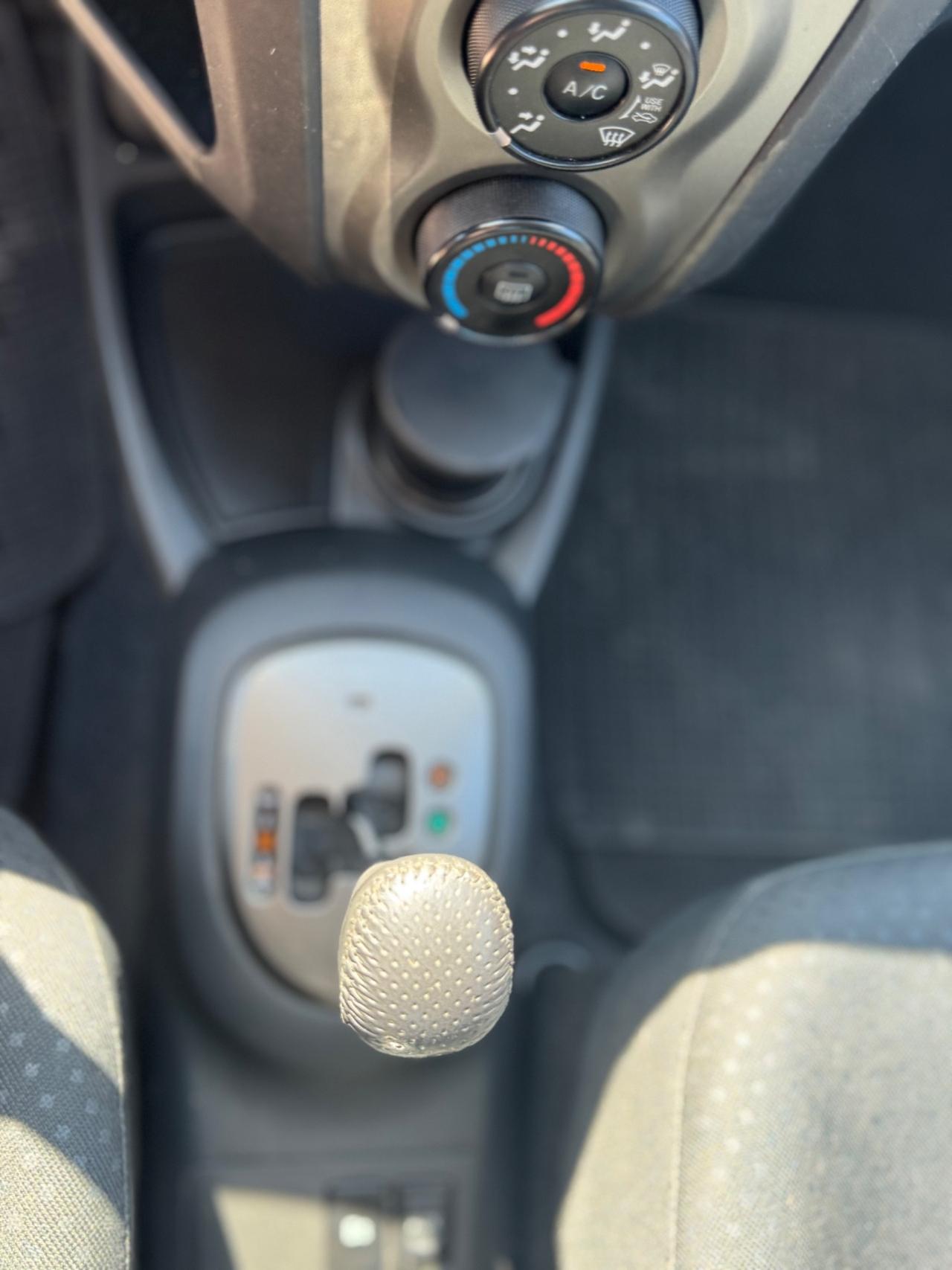Toyota Yaris 1.0 5 porte Luxury pack automatica