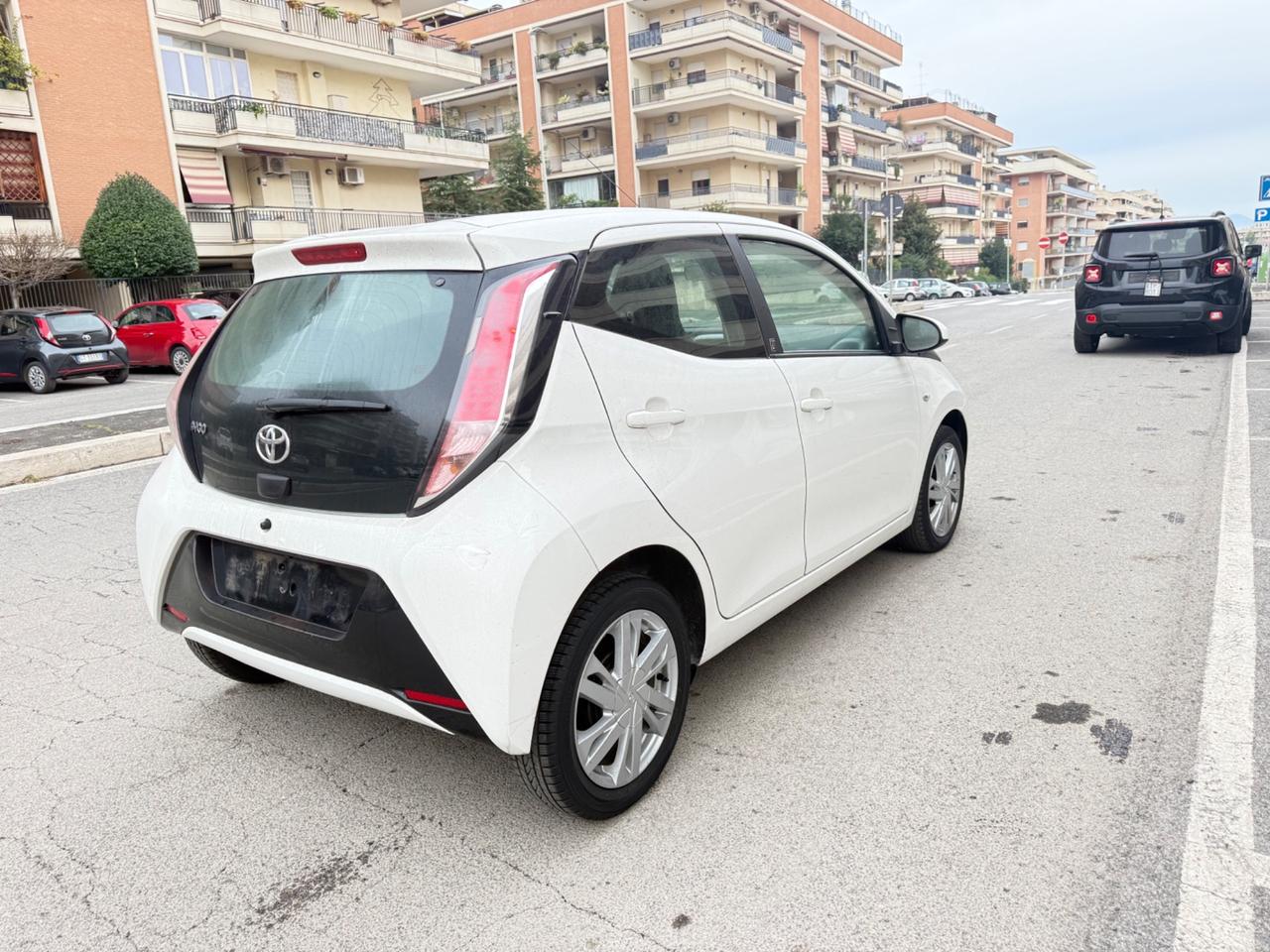 Toyota Aygo 1.0 VVT-i 72 CV 5 porte x-play LED NAVI KAMERA PDC BLUETOOTH CERCHI 16 CAR PLAY