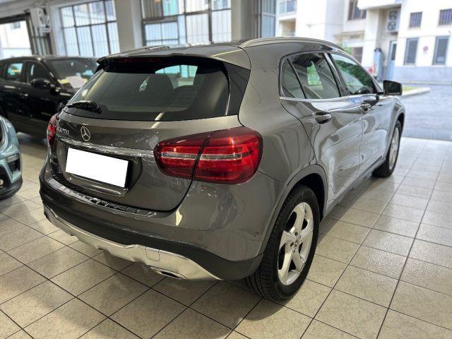 MERCEDES-BENZ GLA 200 Premium