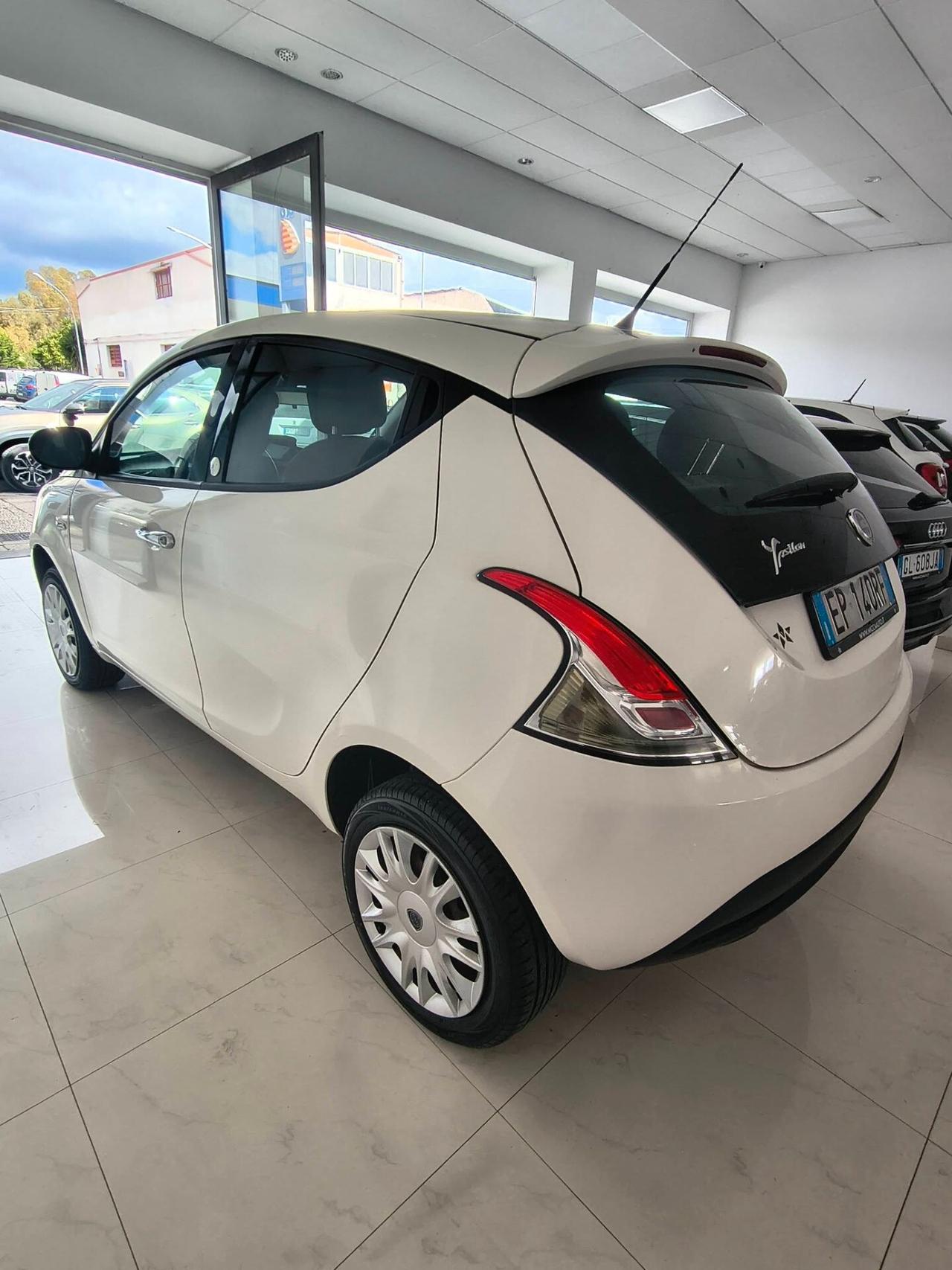Lancia Ypsilon 0.9 TwinAir 85 CV 5 porte Metano Ecochic Silver
