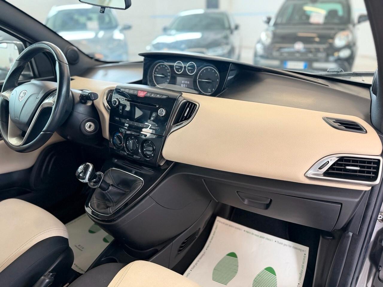 Lancia Ypsilon 0.9 TwinAir 85 CV 5 porte Metano Ecochic Silver