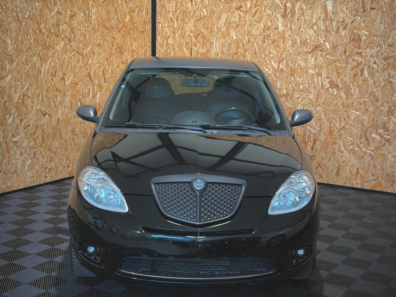 Lancia Ypsilon 1.4 Sport MomoDesign