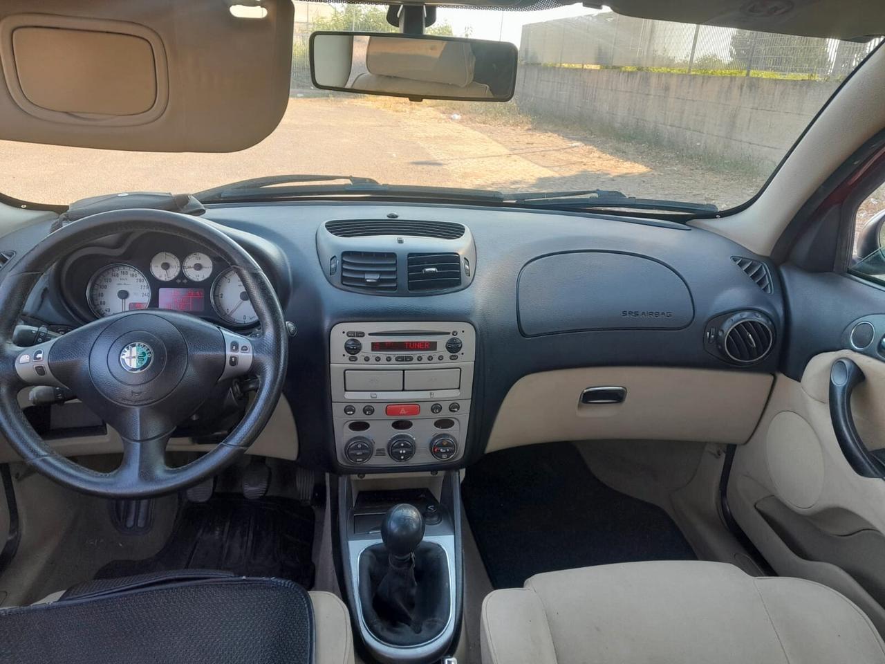 Alfa Romeo 147 1.9 JTD M-JET 16V rossa