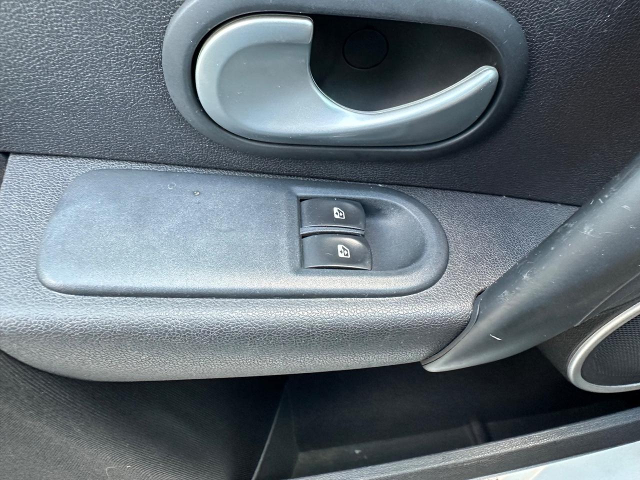 Renault Clio 1.2 16V 5 porte BENZINA NEOPATENTATI