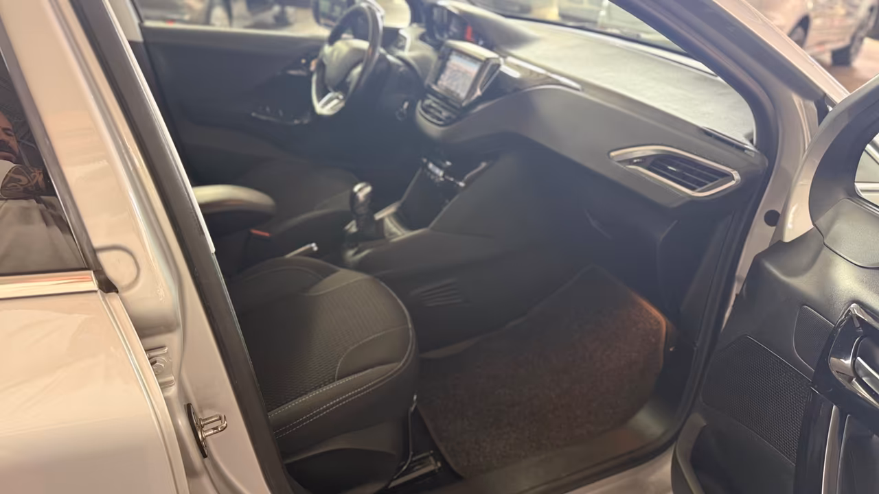 Peugeot 208 BlueHDi 100 5p. GT Line ICE White