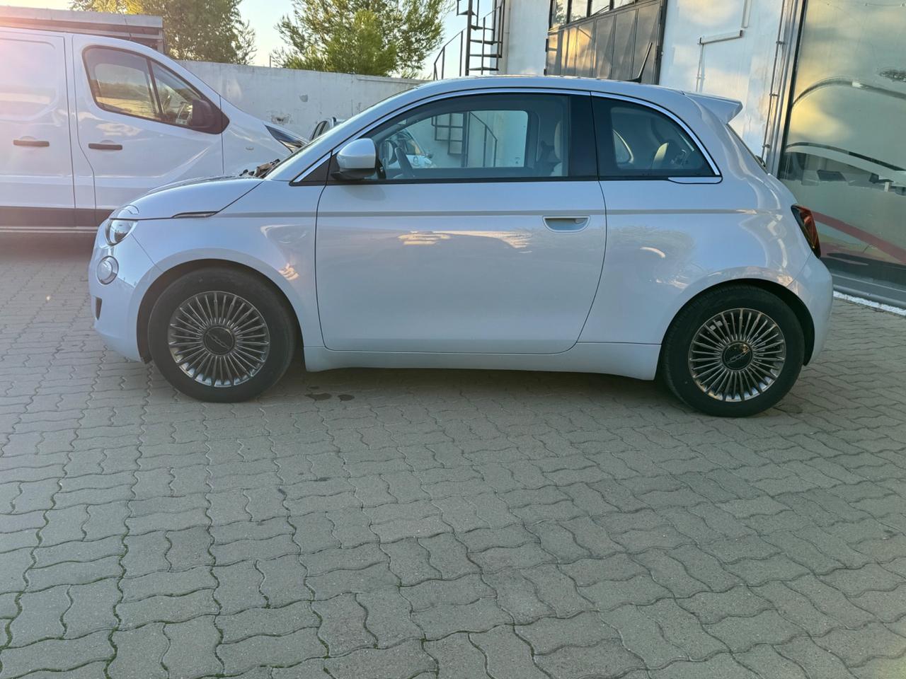 Fiat 500 La Prima Berlina 42 kWh nav