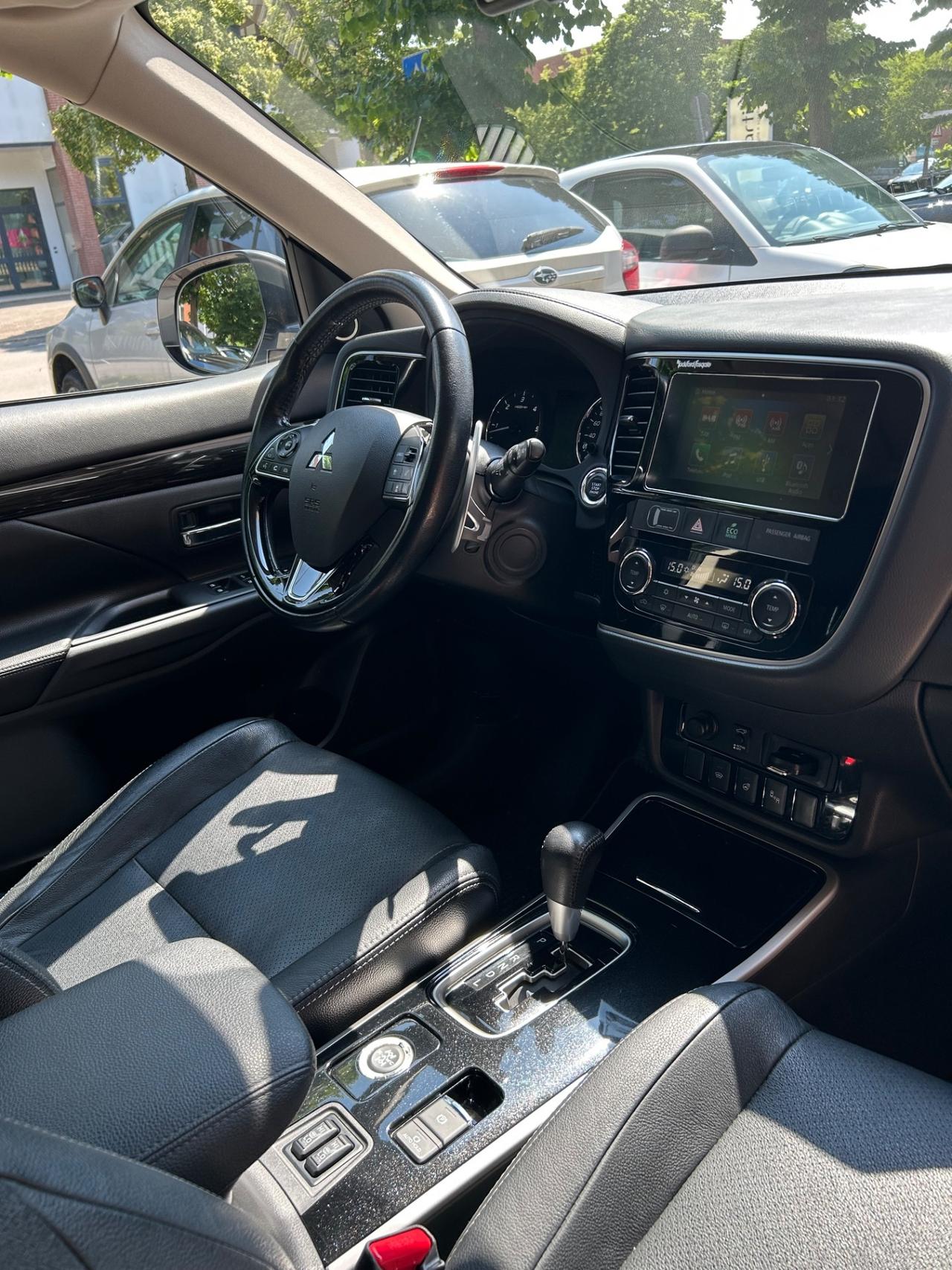 Mitsubishi Outlander 2.2 DI-D 4WD Instyle Plus SDA 7 posti