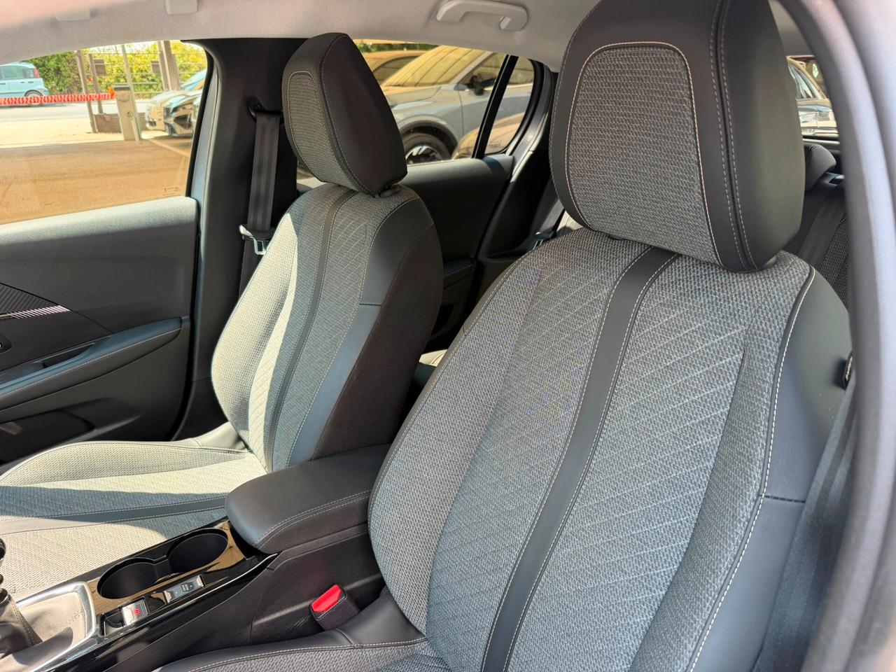 peugeot 208 p.tech 100 Allure *PDC ANT E POST*