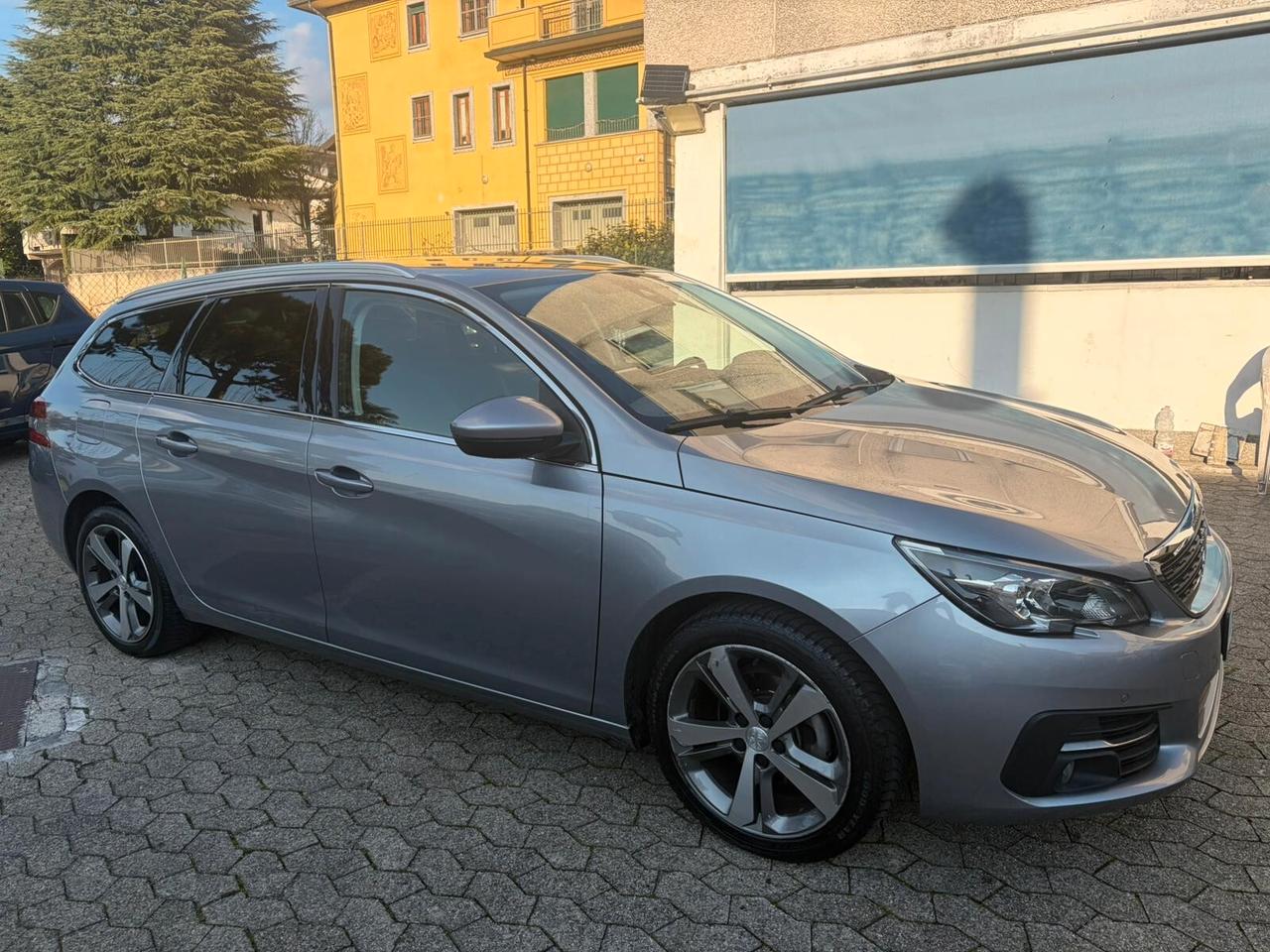 Peugeot 308 PureTech Turbo 130 S&S Allure*EURO6*NAVI*CERCHI
