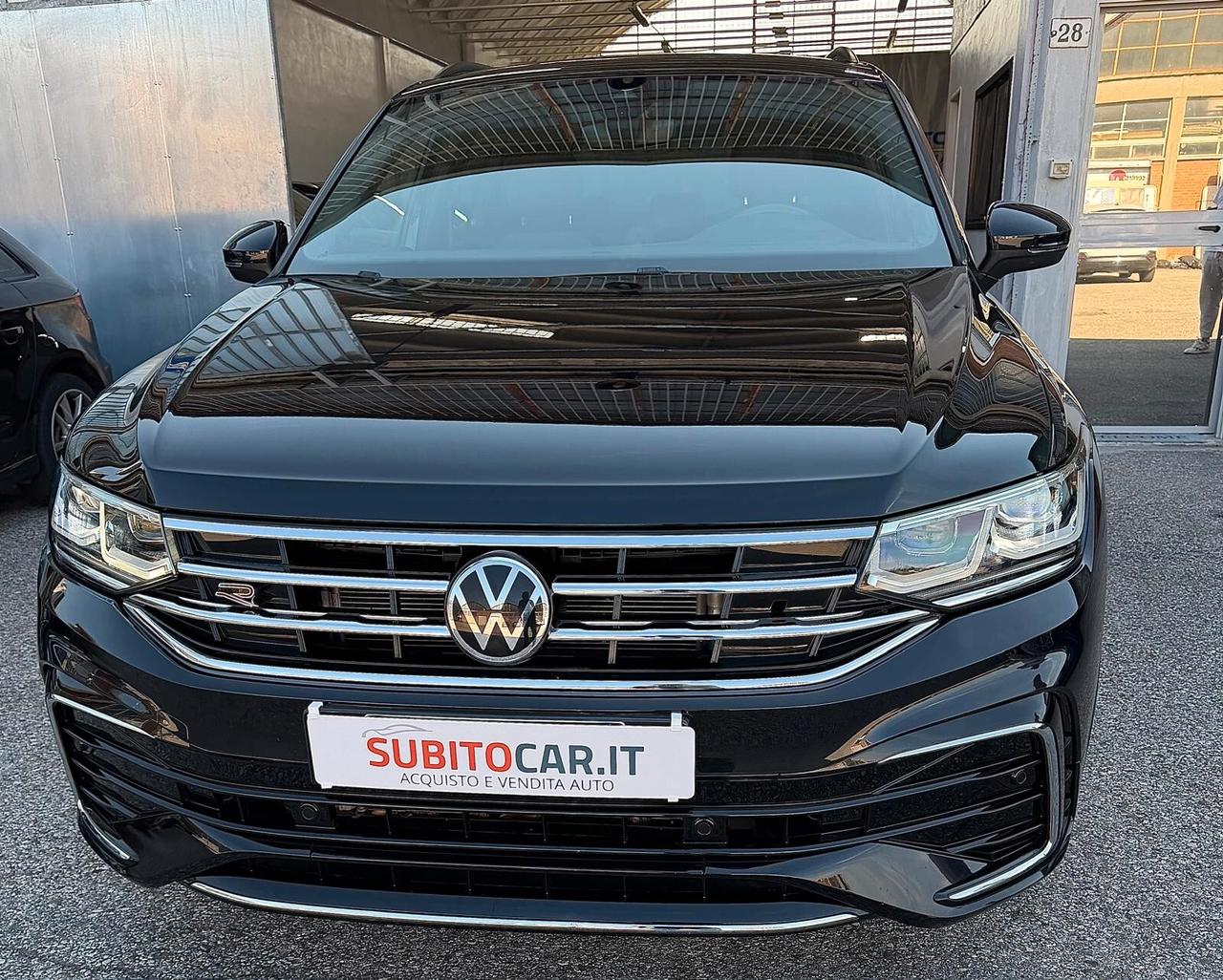 Volkswagen Tiguan 2.0 TDI 150 CV SCR DSG R-Line interno ed esterno