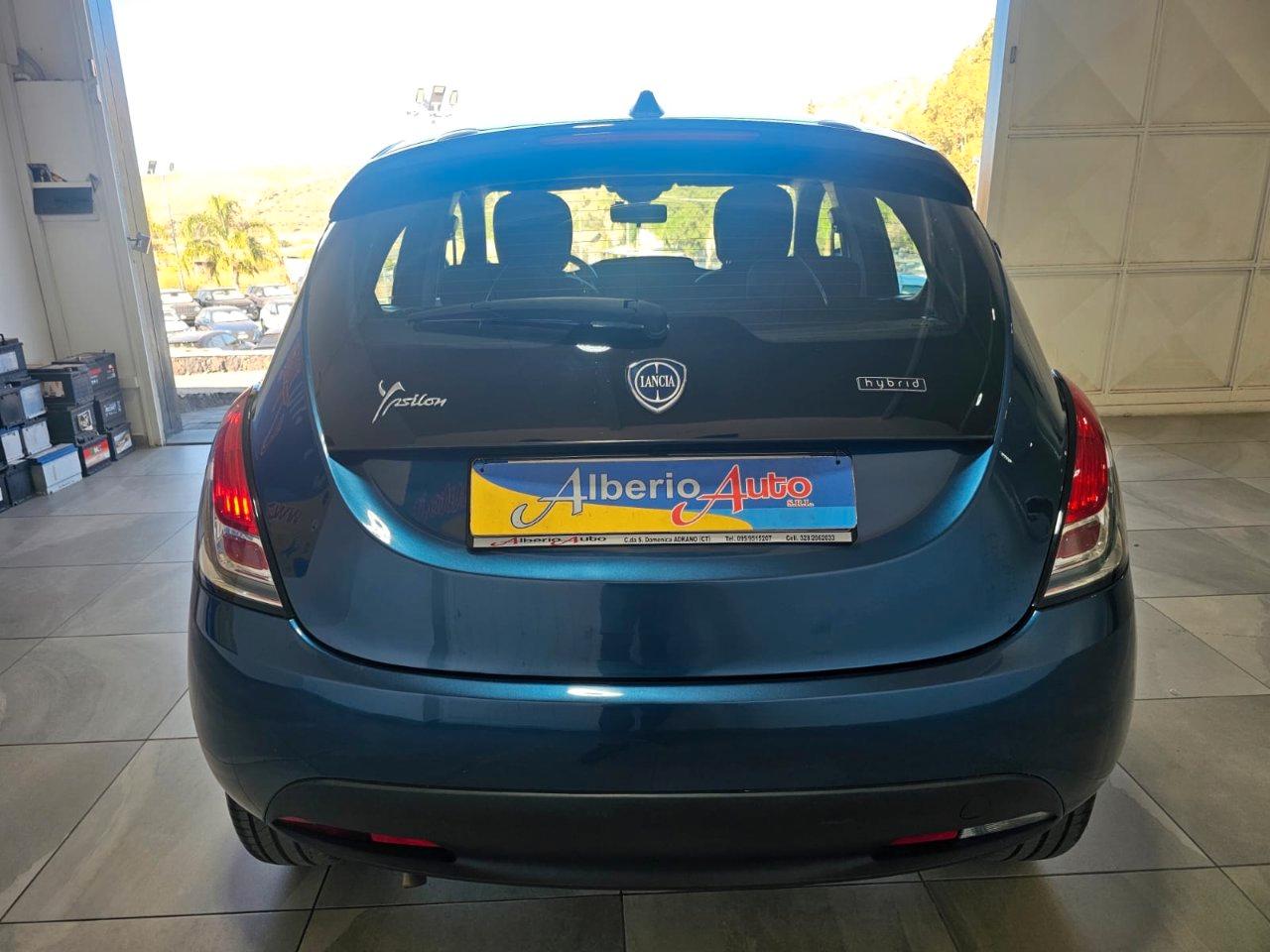 Lancia Ypsilon 1.0 firefly hybrid Silver s&s 70cv 5p.ti