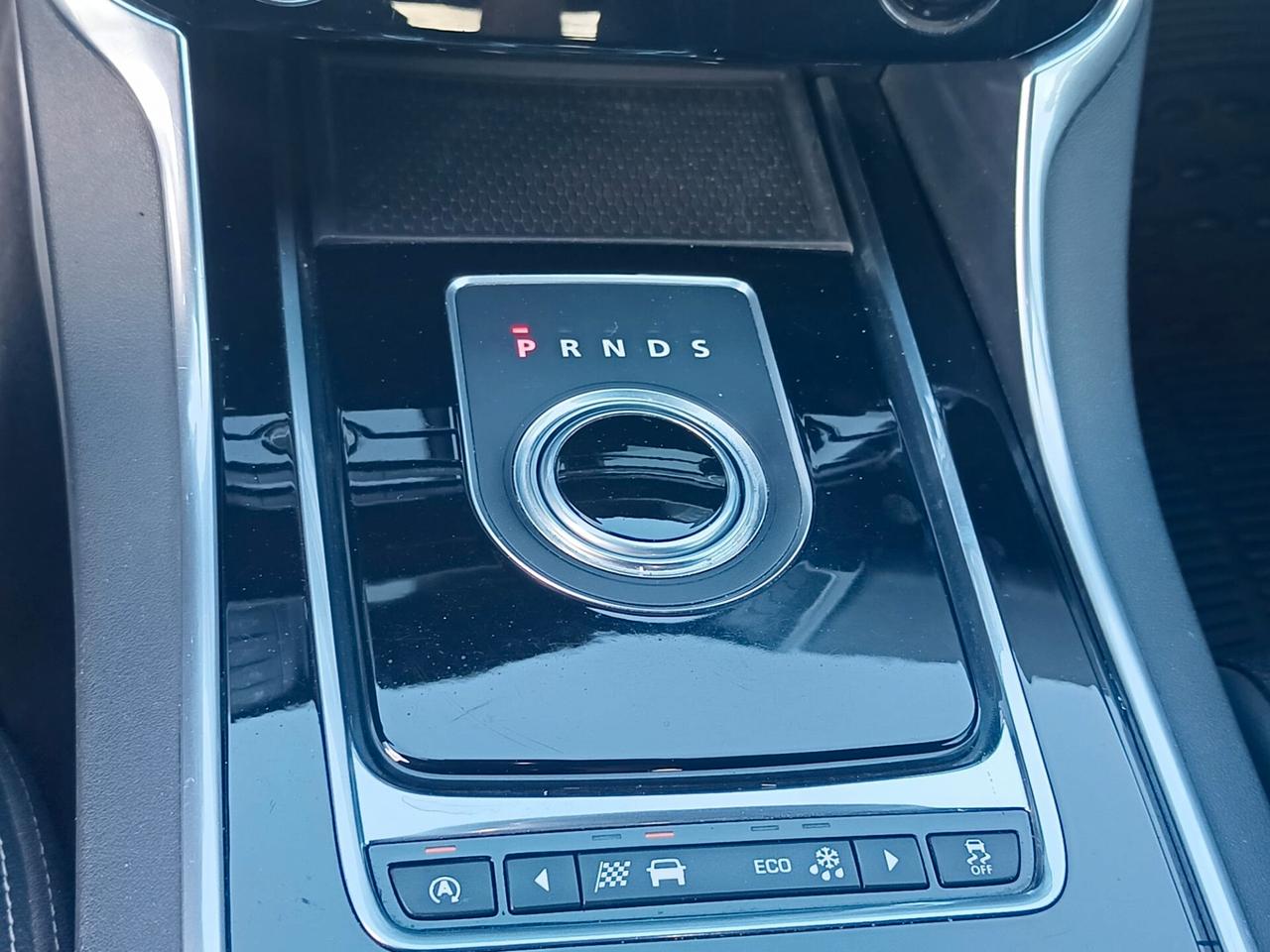 Jaguar XE 2015 - 2.0 D Turbo 180CV aut. R-Sport LB AUTOMOBILI