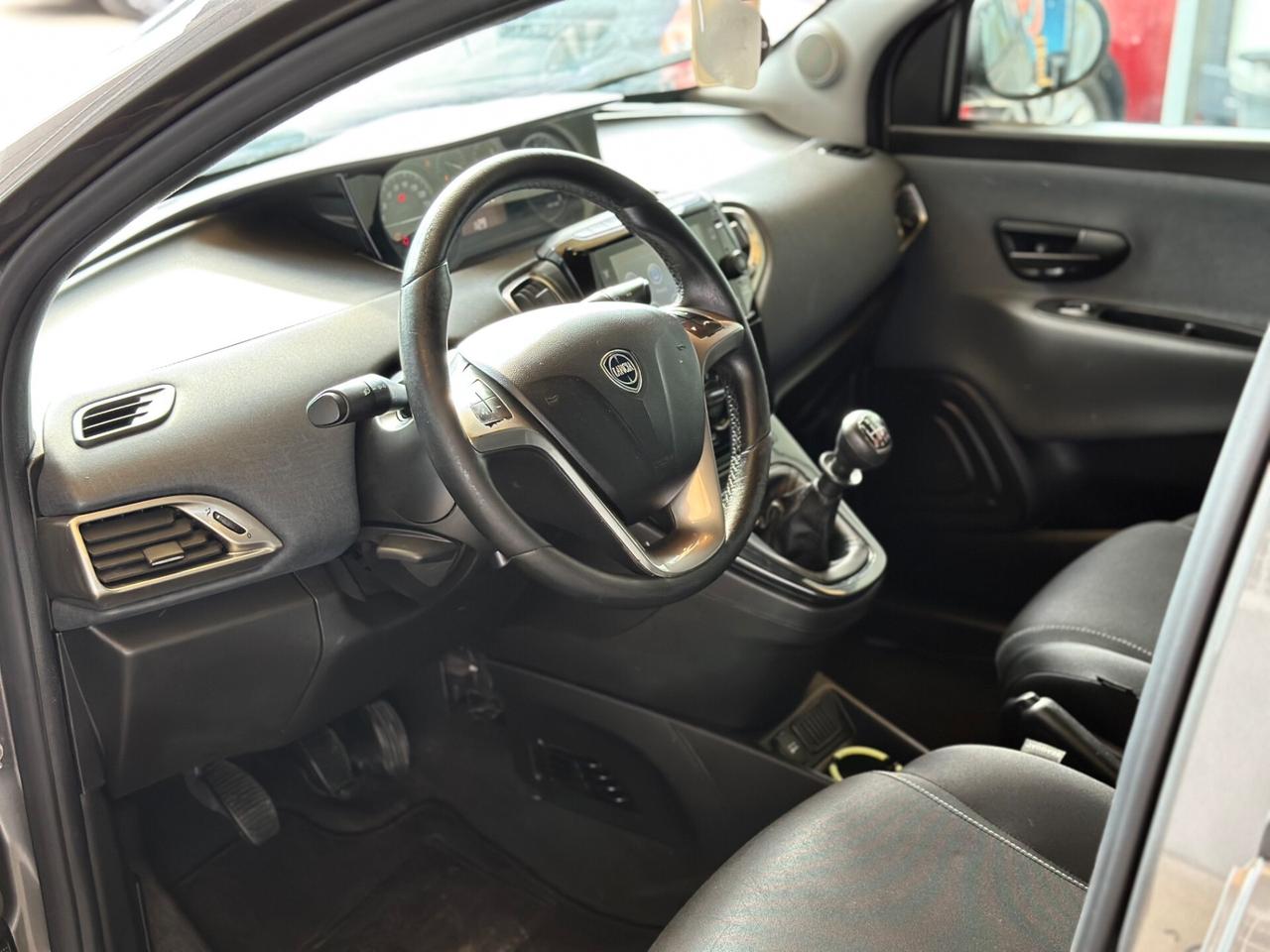 Lancia Ypsilon 1.0 FireFly 5 porte S&S Hybrid Silver
