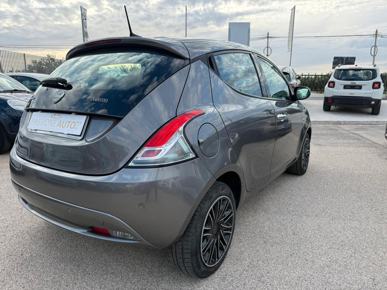 Lancia Ypsilon 1.0 FireFly 5 porte 70 CV S&S Hybrid Ecochic Gold