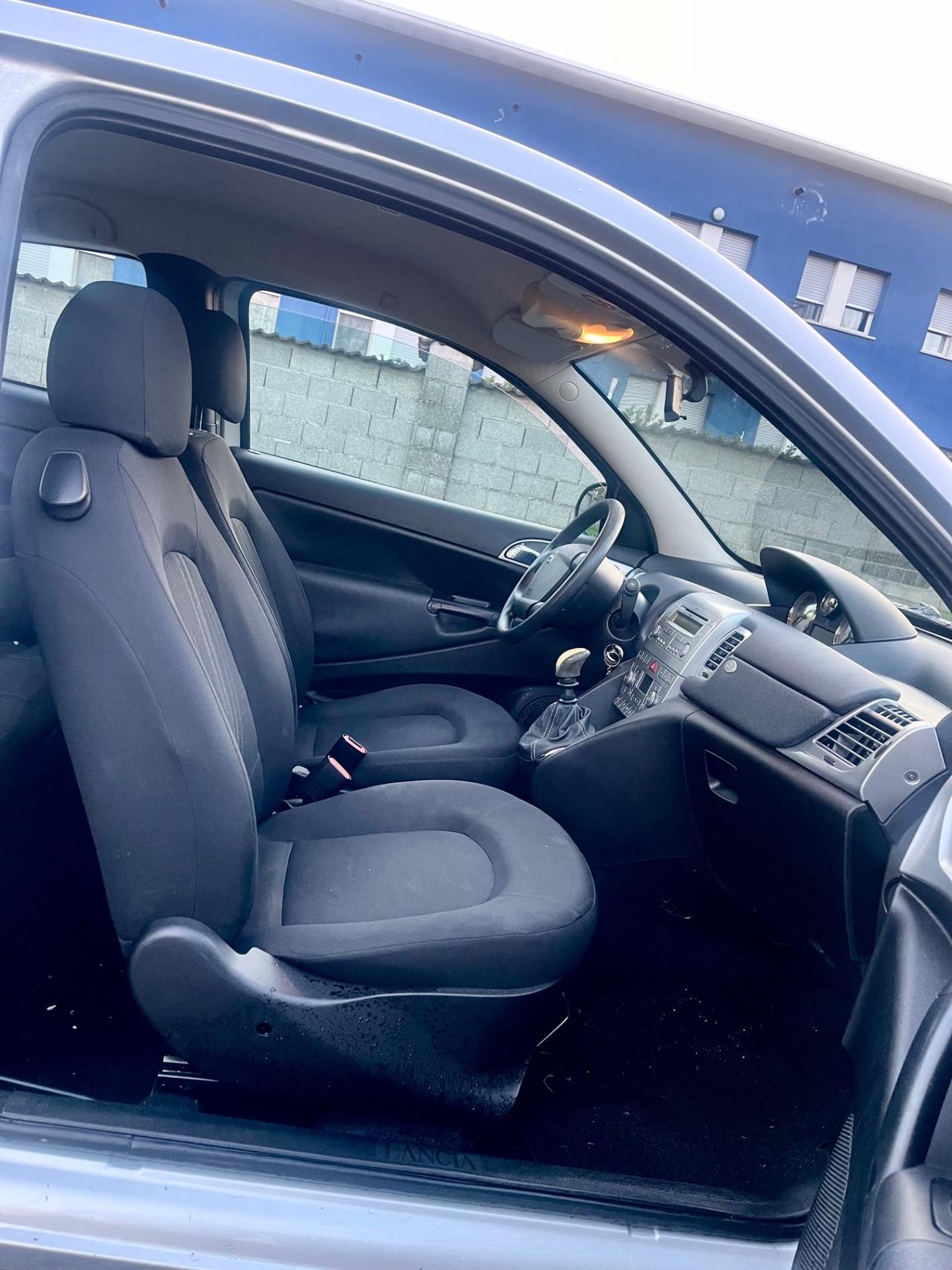 Lancia Ypsilon 1.2 69 CV Unyca