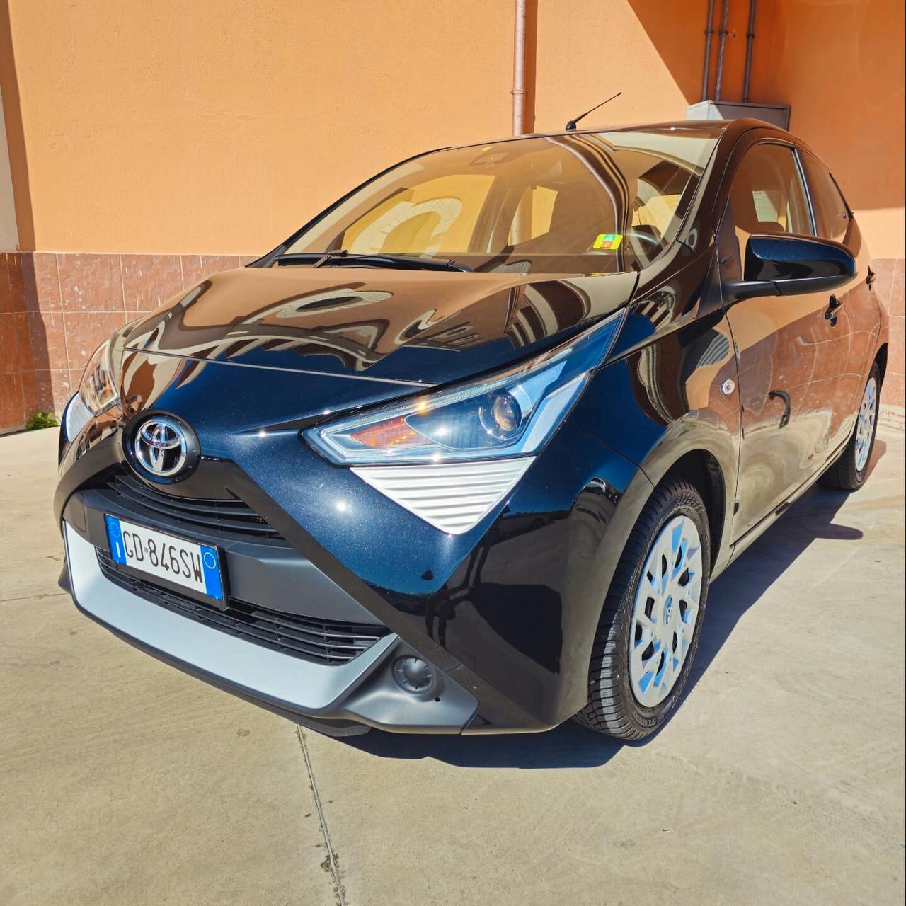 Toyota Aygo Connect 1.0 VVT-i 72 CV 5 porte x-play